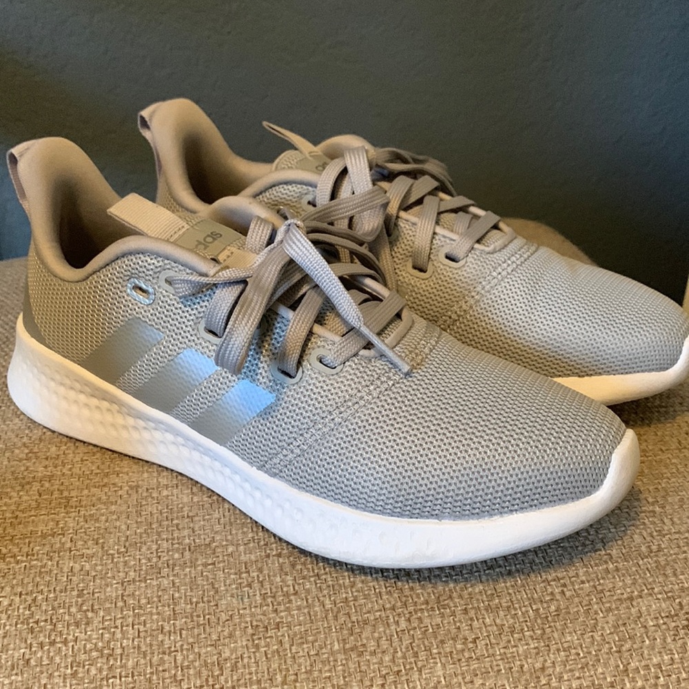 Adidas woman cloudfoam comfort sneakers in sage green. Size 7